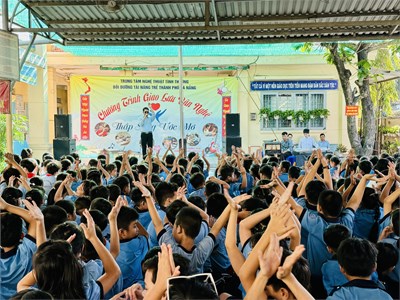 Hình ảnh Chương trình giao lưu văn nghệ của Trung tâm nghệ thuật tình thương Bồi dưỡng tài năng trẻ thành phố Đà Nẵng với học sinh tại điểm chính của Trường Tiểu học Tân Nhựt 6 sáng ngày 28/02/2024.