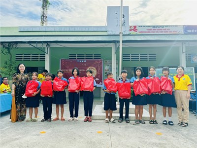 Hưởng ứng chiến dịch Xuân tình nguyện năm 2024, sáng ngày 15/01/2024 Sinh viên Khoa Kỹ thuật Y sinh của Trường Đại học Quốc tế ĐHQG TP.HCM đến điểm phụ ấp 3 của Trường Tiểu học Tân Nhựt 6 trao tặng 20 phần quà cho học sinh có hoàn cảnh khó khăn vui Tết và sinh hoạt vui chơi cùng tất cả các em học sinh.