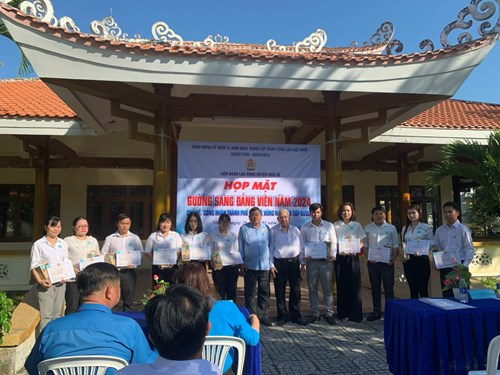 Họp mặt gương sáng đảng viên năm 2024. đồng chí: Nguyễn Thị Thu Cúc
