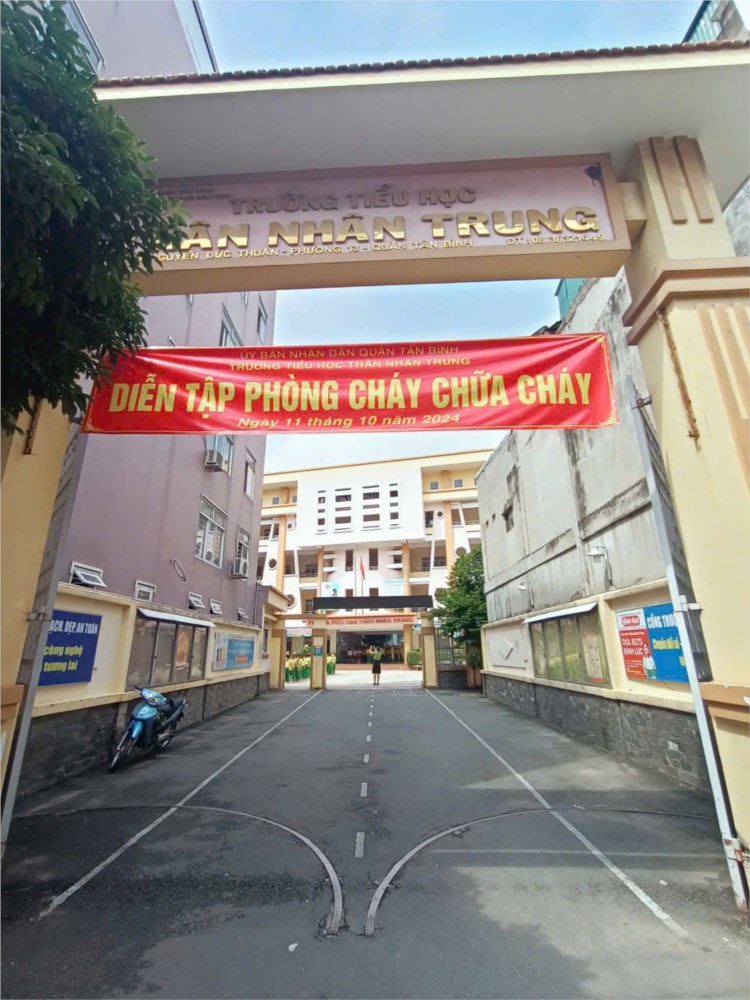 Trường Tiểu học Thân Nhân Trung diễn tập Phòng cháy chữa cháy, cứu nạn, cứu hộ tại trường.