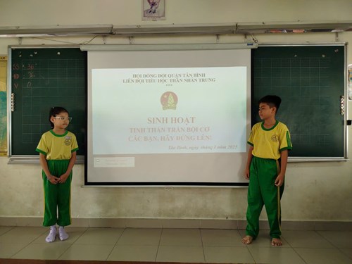 Lên đội TiH Thân Nhân Trung đã thực hiện tuyên truyền đến các em đội viên, nhi đồng CHUYÊN MỤC  THEO BƯỚC CHÂN NHỮNG NGƯỜI ANH HÙNG 