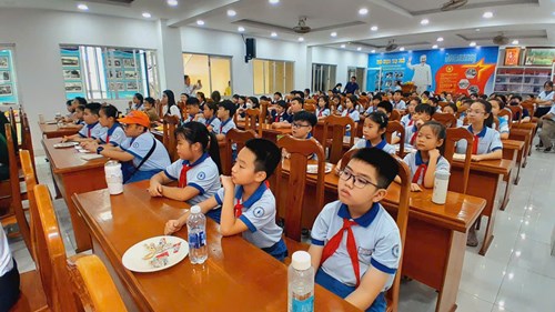 Bản tin THĐ số 438. Học sinh trường Tiểu học Trần Hưng Đạo tham quan Ban Chỉ huy Quân sự Quận 1.