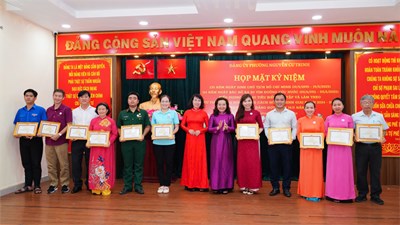Bản tin THĐ số 490. Trường Tiểu học Trần Hưng Đạo vinh dự nhận Giấy khen tại buổi họp mặt kỷ niệm 135 năm Ngày sinh Chủ tịch Hồ Chí Minh