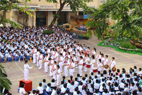 Bản tin THĐ số 323. Sinh hoạt dưới cờ đầu tuần 20, chủ điểm “Theo bước chân những người anh hùng”