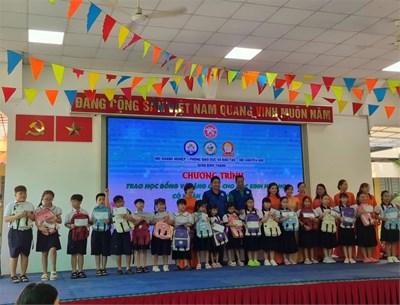 Học sinh của trường TH Trần Quang Vinh đã tham dự lễ Trao học bổng và tặng quà cho học sinh tiểu học có hoàn cảnh khó khăn.