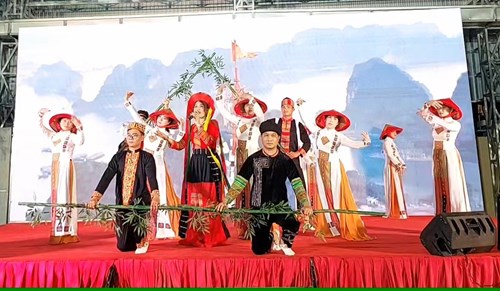 Tiết mục đạt Giải Ba Liên hoan văn nghệ chào mừng 95 năm thành lập Công đoàn Việt Nam: Một vòng Việt Nam