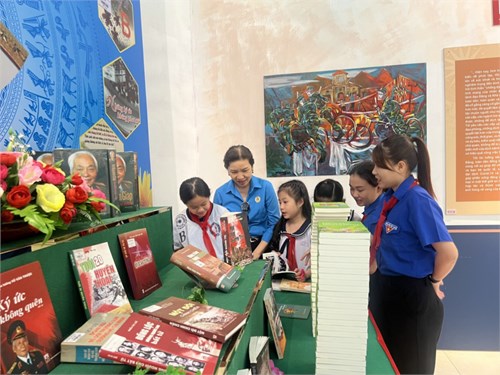 Chào mừng ngày thành lập quân đội nhân dân việt nam và ngày hội quốc phòng toàn dân