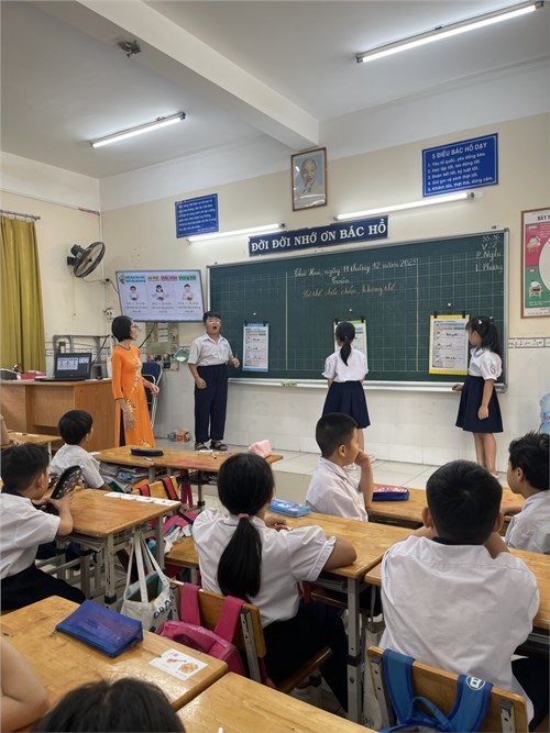 Cô Bùi Thị Xuân Hương _ lớp Hai 3 trường Tiểu học Cao Bá Quát thực hiện tiết học mở