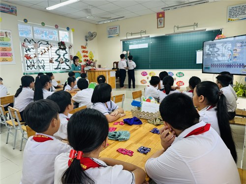 Chuyên đề  Dạy giải toán theo hướng phát triển năng lực học sinh  Bài: Tìm hai số khi biết tổng và hiệu của hai số đó (Tiết 1) do Cô Huỳnh Lê Yến Linh và học sinh lớp 4/4 thực hiện