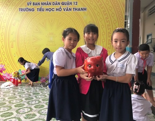 HS lớp 3/2 tham gia Trang trí Heo đất