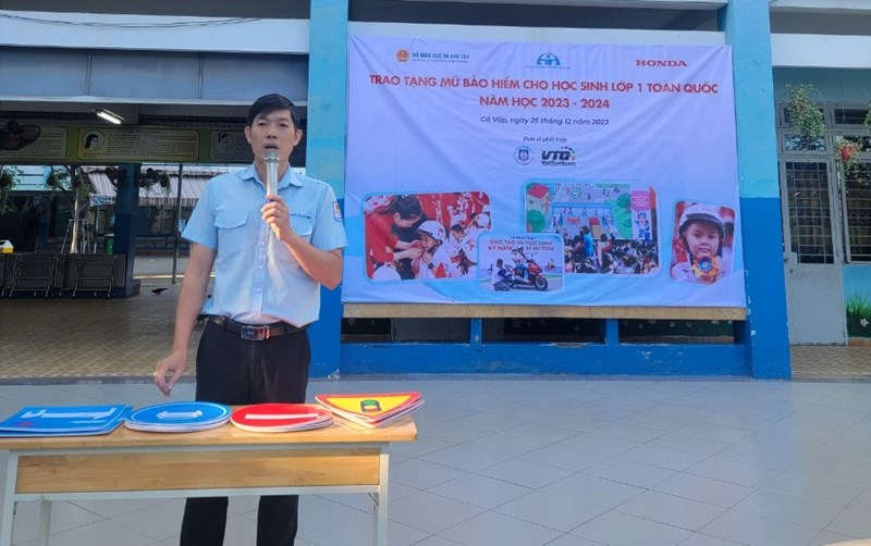 Tuyên truyền an toàn giao thông và trao nón bảo hiểm cho học sinh lớp 1 năm học 2023-2024