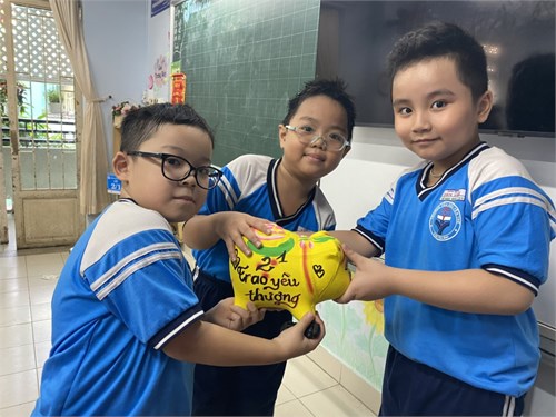 Phát động phong trào Nuôi heo đất - giúp bạn vui Tết Giáp Thìn 2024