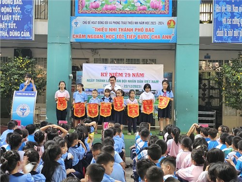 Liên đội tổ chức Lễ chào cờ đầu tuần, sinh hoạt dưới cờ, phát động các phong trào, khen thưởng cho các lớp có thành tích xuất sắc tuần