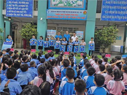 Liên đội Yên Thế phối hợp với công ty bảo hiểm Bảo Việt Gia Định trao 10 phần quà cho học sinh khó khăn trong Liên đội