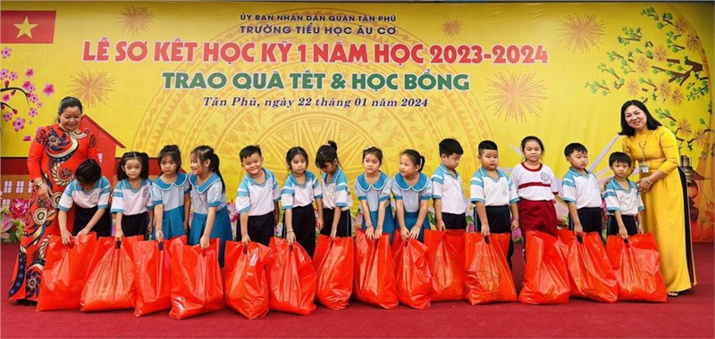 Trao quà Tết và học bổng cho học sinh