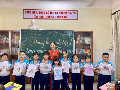 Hình ảnh học sinh lớp 1 làm quen với Thư viện