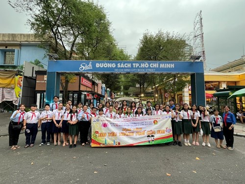 Hành trình  Em yêu Thành phố em : Tham quan đường sách Nguyễn Văn Bình