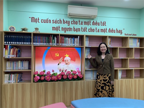 Báo cáo viên chuyên đề - Tiến sĩ Lê Thị Hồng Hà đến tham quan Thư viện Trường Tiểu học Bàu Sen