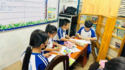 Sản phẩm Mĩ thuật Lớp 4 - Chủ đề 4: Chữ và hình - Bài trang trí bìa sách