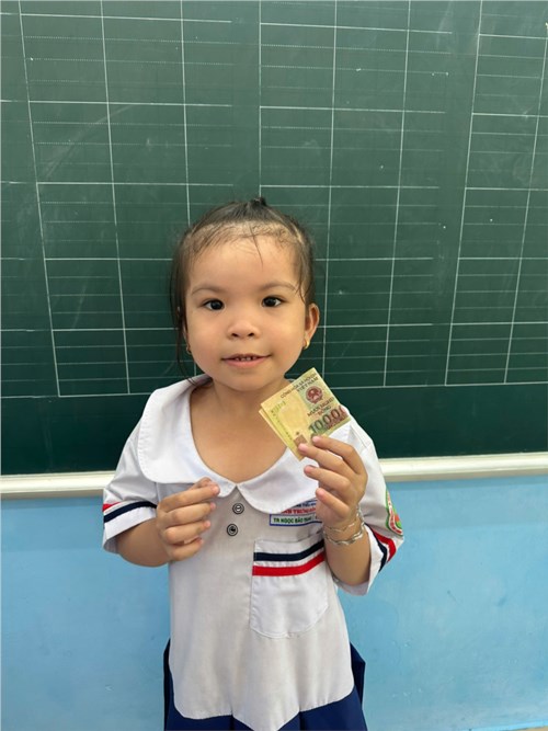 Tuyên dương em Nguyễn Bảo Trang-học sinh lớp 1/3- làm việc tốt ngày 11/10/2024