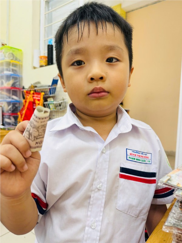 Tuyên dương em Phạm Minh Quân-học sinh lớp 1/3-làm việc tốt ngày 15/10/2024