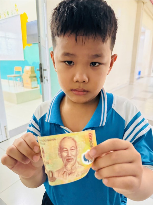 Tuyên dương em Võ Tấn Lực-lớp 3/4- làm việc tốt sáng 16/10/2024