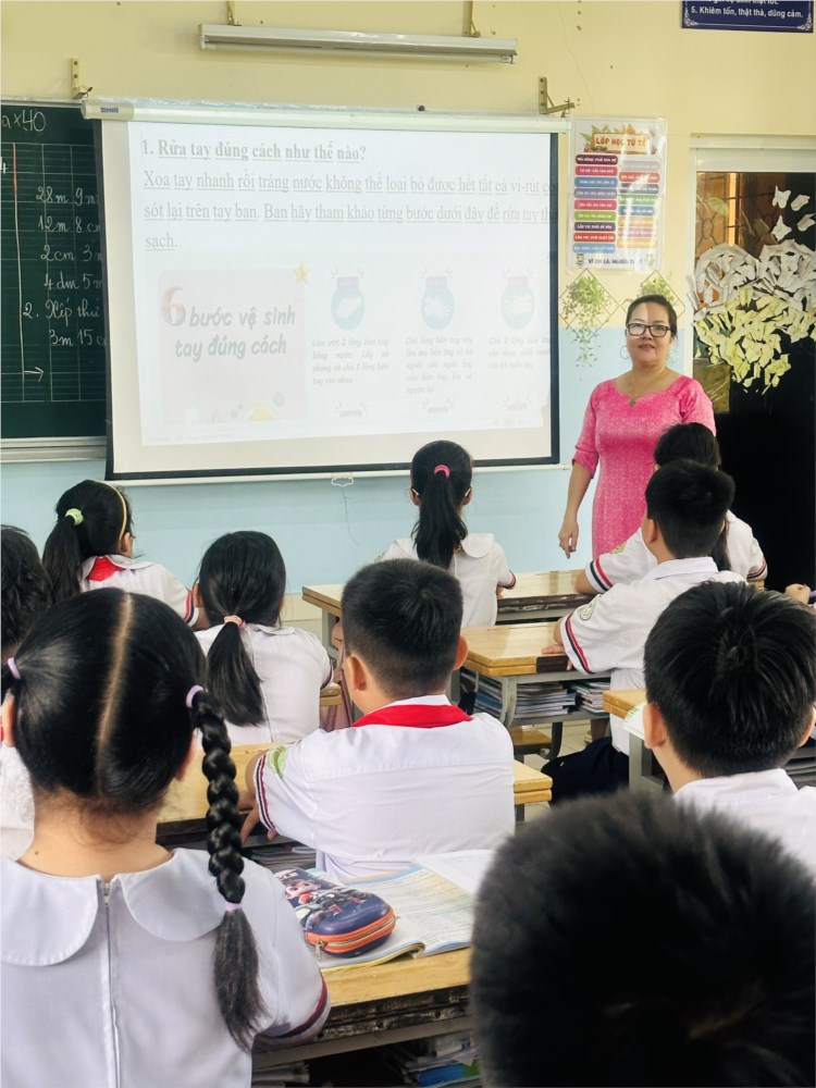 Tổ chức tuyên truyền và thực hành rửa tay đúng cách cho học sinh.