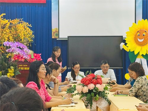 Họp Hội đồng nhận xét đơn xin vào Đảng của quần chúng Trần Tôn Lệ Thảo.