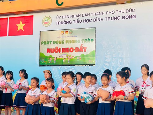 Phát động phong trào   Nuôi heo đất  trong học kì I năm học 2024-2025