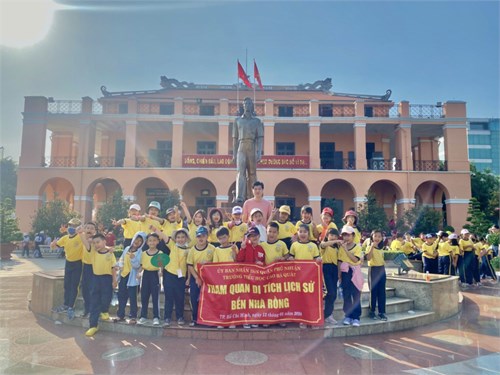 Thứ sáu (ngày 12/1/2024), học sinh lớp Hai 1 trường tiểu học Cao Bá Quát tham gia hoạt động ngoại khóa tại “Bến Nhà Rồng – Công viên nước Đầm Sen”.