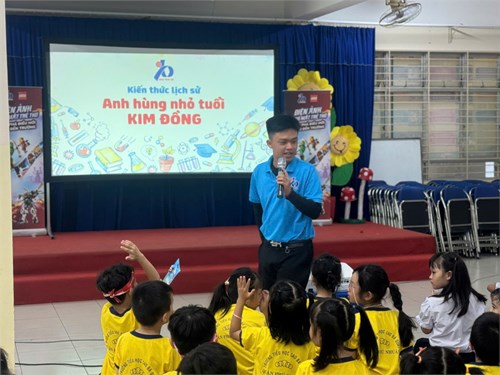 Chiều thứ hai (4/11/2024) học sinh lớp Một của trường Tiểu học Cao Bá Quát được xem phim về Kiến thức lịch sử