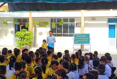 Thầy Lê Văn Lĩnh – Tổng phụ trách trường Tiểu học Cao Bá Quát sinh hoạt Theo bước chân những người anh hùng “34 chiến sĩ đầu tiên”