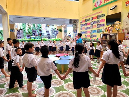 Học sinh lớp Hai 2 học tại Thư viện ngoài trời tiết Kĩ năng sống.