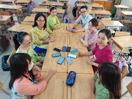 Giáo viên khối 1 tham gia thực hiện bài khảo sát mức độ hạnh phúc của các gia đình