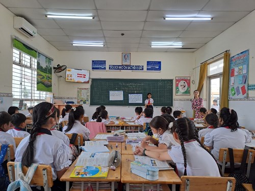 Cô Vũ Thị Mai lên tiết hội giảng môn Tiếng Việt lớp Bốn 6