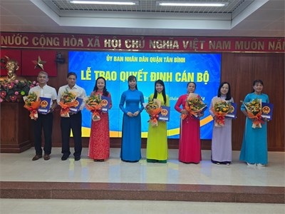 Nhận quyết định cán bộ