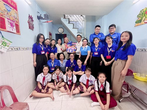 Thăm hỏi 2 gia đình chính sách Phường Tân Thuận Tây.