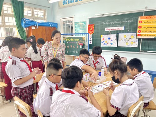 Thao giảng vận dụng bài học STEM vào môn Khoa học lớp 5, Bài dạy: “Trồng cây trong vỏ trứng”.