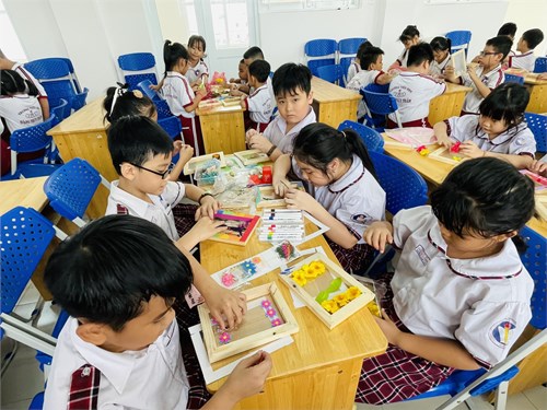 Hoạt động trải nghiệm khối 2 với chủ đề “Khung tranh yêu thương”.