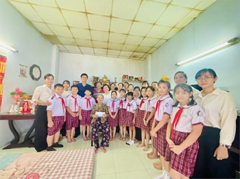 Thực hiện Chuyên đề 3 và hưởng ứng Ngày Thương binh Liệt sĩ 27/7. Tập thể chi bộ nhà trường đã thực hiện hoạt động thăm hỏi 03 gia đình Chính sách.