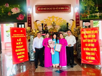 Chi Bộ Đặng Thùy Trâm Tổ chức dâng hoa, dâng hương và Lễ Kết nạp Đảng viên mới tại Nhà tưởng niệm Bác Hồ