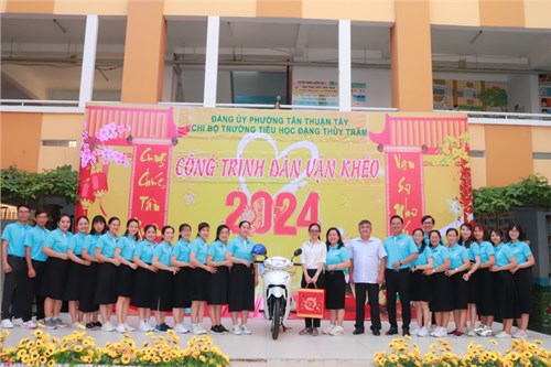 Thực hiện công trình dân vận khéo năm 2024, công trình 2, chăm lo cho GV-NV có hoàn cảnh khó khăn:  Trao tặng xe máy 