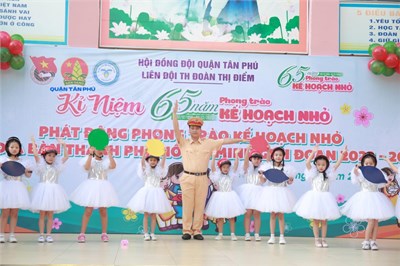 Chương trình cùng em vững bước - trao tặng mũ bảo hiểm cho học sinh lớp 1