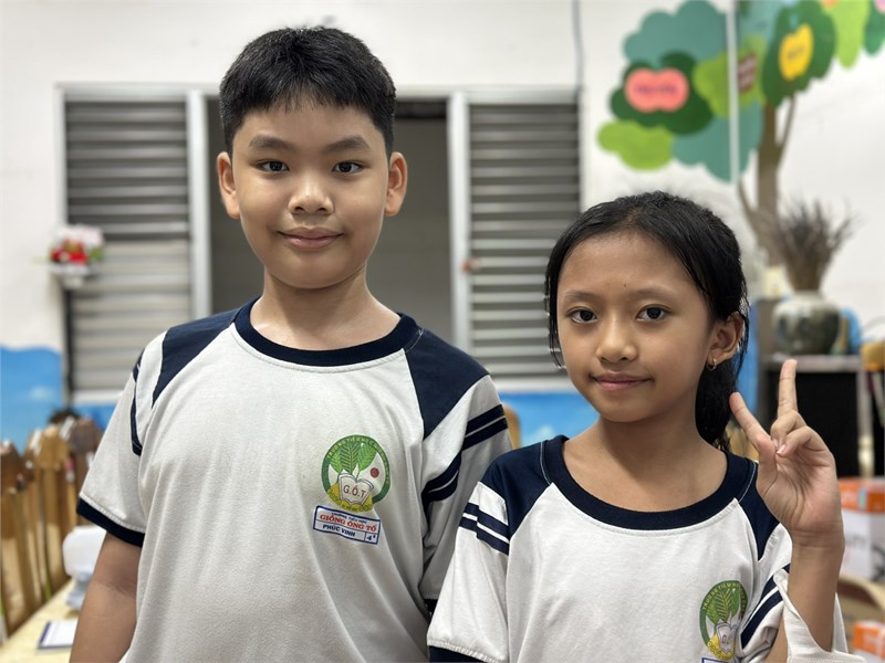 Tuyên dương em Phúc Vinh và em Lam Anh (lớp 4/6) làm việc tốt (chiều ngày 31/12/2024)
