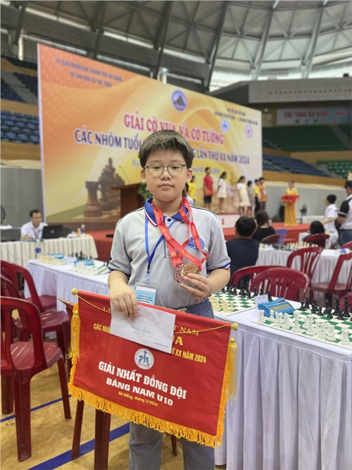 Em Trần Phạm Quang Minh với giải Đồng đội (Huy chương Vàng, Huy chương Đồng) và giải Cá nhân (Huy chương Vàng, Huy chương Bạc) môn Cờ vua