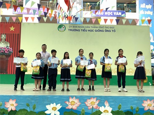 Khen thưởng các lớp đạt thành tích khi tham gia ngày hội  Em yêu sử Việt  và ngày hội  Thiếu nhi vui, khỏe; tiến bước lên Đoàn 