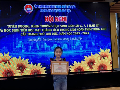 Tuyên dương em Hoàng Hữu My - Giải Nhất (vai diễn Nhi) tại Liên hoan Phim tiếng Anh dành cho học sinh tiểu học thành phố Thủ Đức năm học 2023-2024