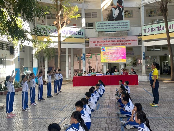 Phụ huynh tham gia lớp học mở môn : Thể dục - Cô Hạnh