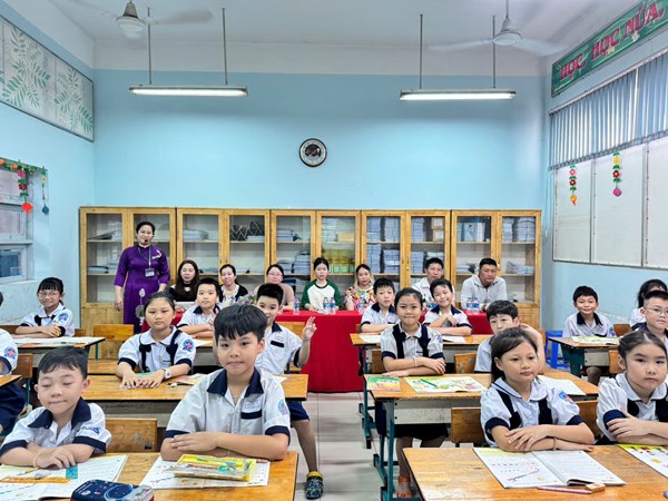 Phụ huynh tham gia lớp học mở môn Âm nhạc - Cô Hân