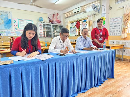 Chúc mừng cô Thảo ( gvcn lớp 1/4 ) , cô Như ( gvcn lớp 1/3 ) , cô Liễu ( gvcn lớp 2/1 ) cô Hằng ( gvcn lớp 4/3 ) đã đạt giải trong kỳ thi GVCN GIỎI CẤP QUẬN